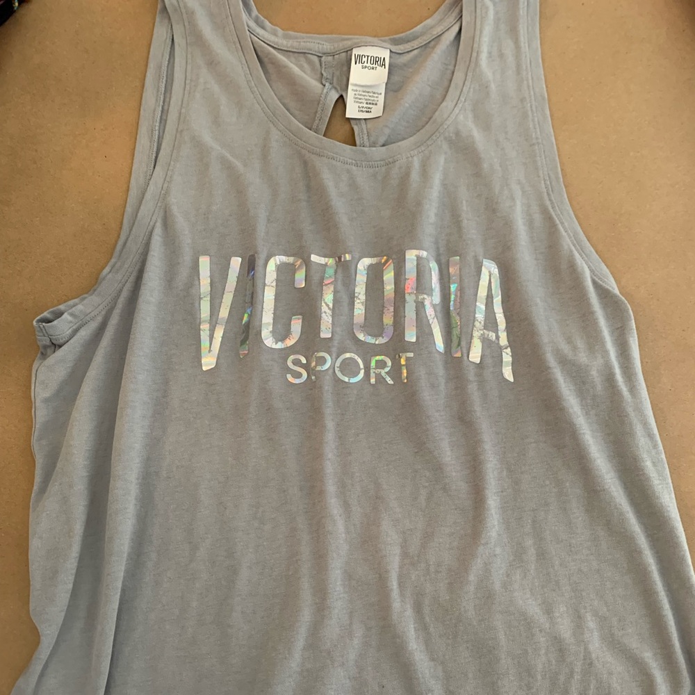 Victoria sport muscle tee small
